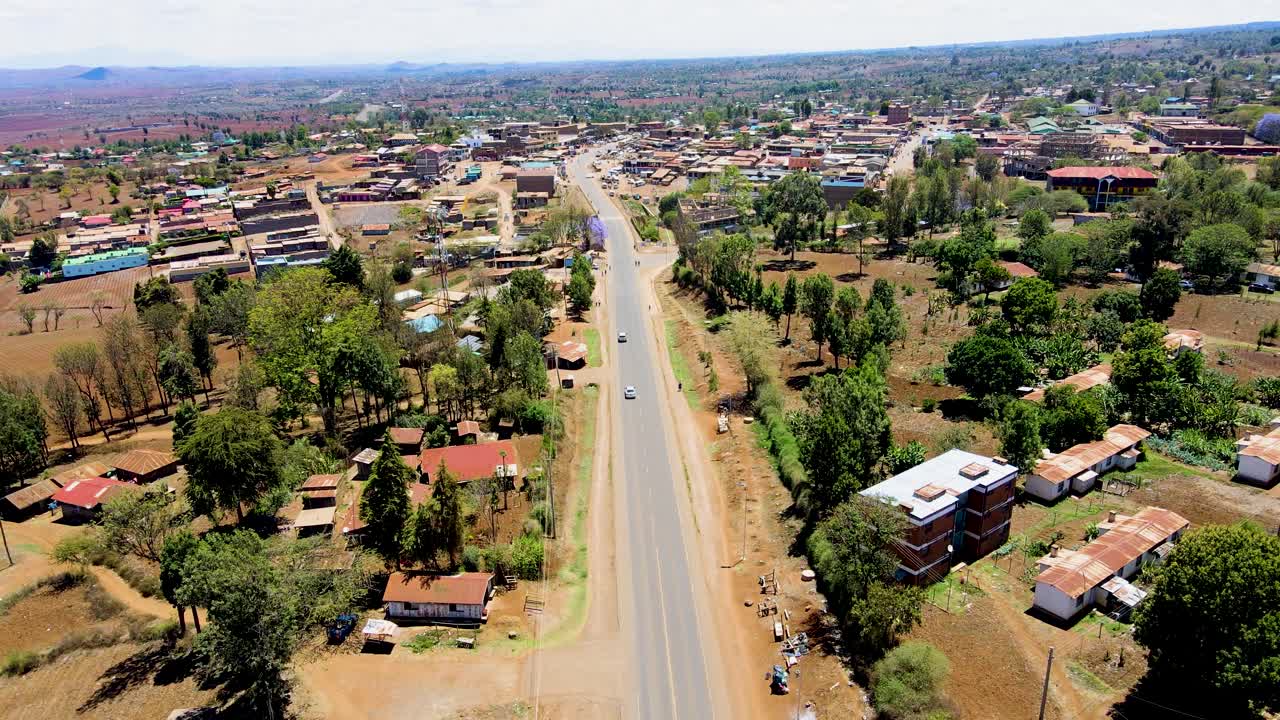 케냐의 시골 마을에서 킬리만자로가 배경입니다.