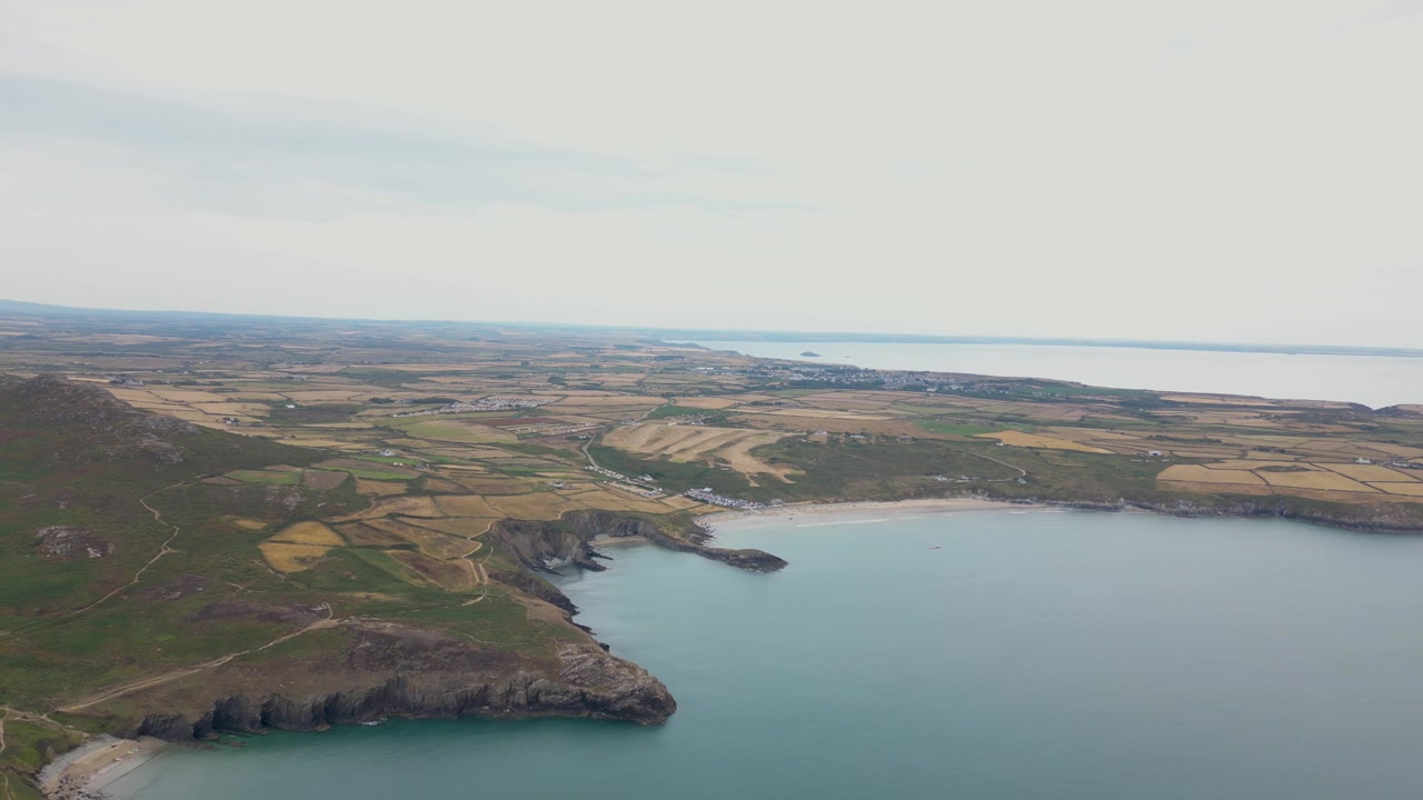 Imágenes aéreas con dron de la espectacular costa galesa alrededor de St Davids y la playa Whitesands, mostrando acantilados escarpados, aguas turquesas, playas de arena y el salvaje paisaje de Pembrokeshire