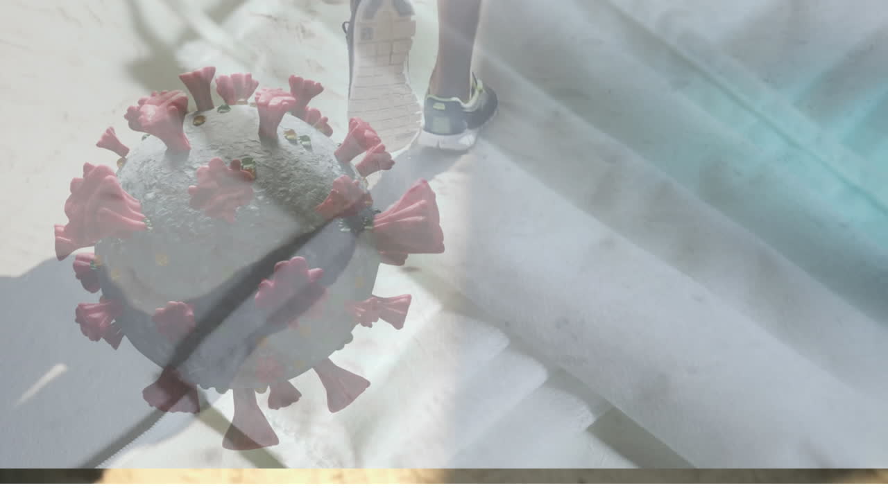 video compuesto digital de la célula de covid-19 girando contra la sección baja de la mujer corriendo en la playa