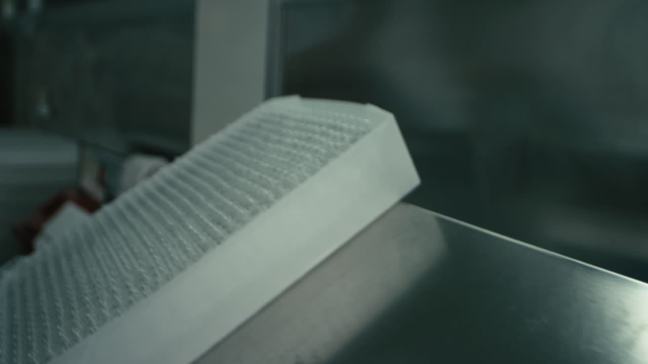 한 과학자 는 현대적 인 실험실 에서 작은 유리 튜브 에 혈청 액체 를 운반 한다