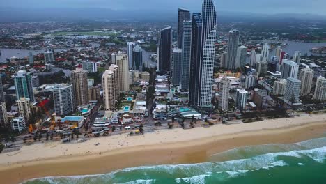 Dolly-Luftaufnahme-Einer-Modernen-Wolkenkratzerstadt-Am-Strand