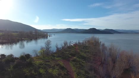 Vista-Aérea-De-Drones-Volando-Sobre-El-Lago-Salagou-En-El-Sur-De-Francia