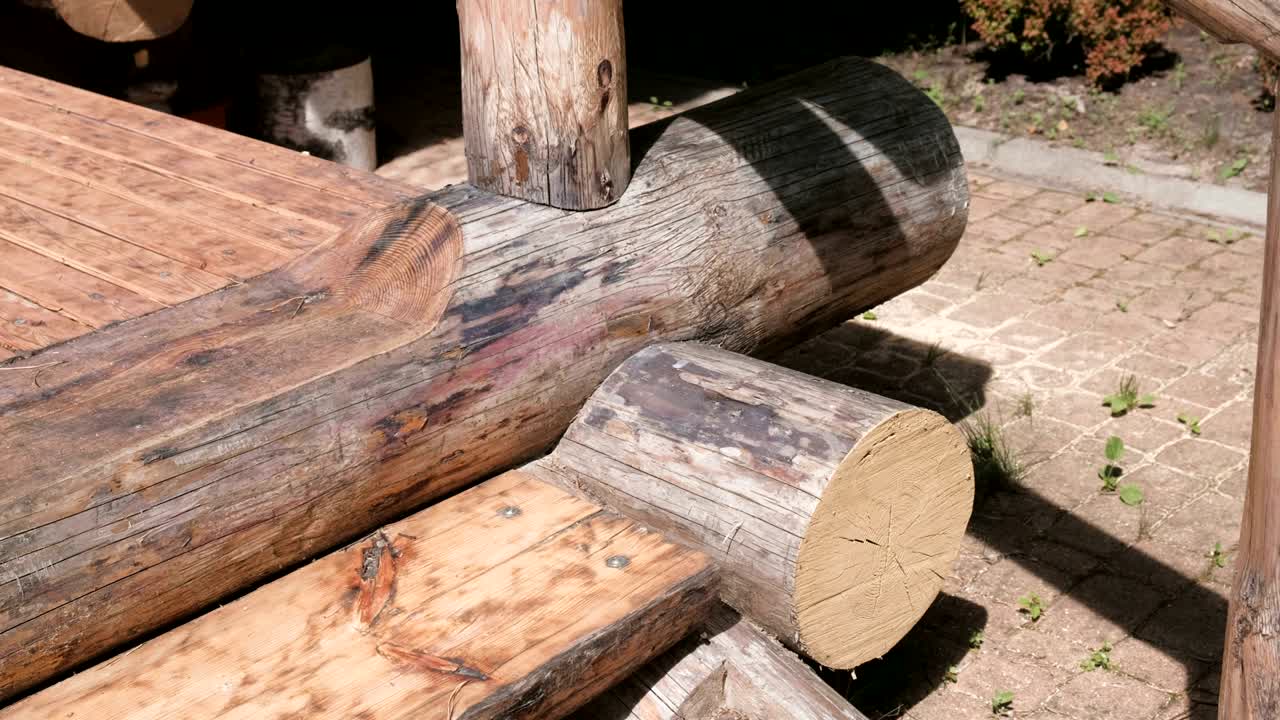 잘라진 나무로 만든 집.