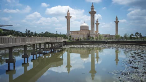 las nubes pasan el tiempo en una mezquita. un reflejo en el agua.