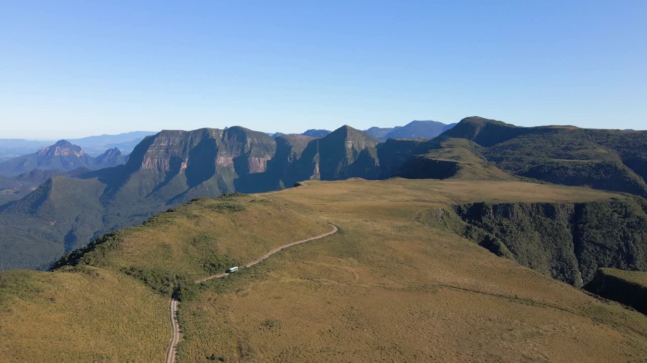 Autobus solitario che viaggia su strada di campagna nella Serra do Corvo in una giornata di sole, Brasile