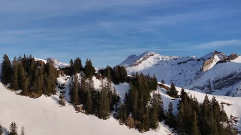 Schneebedeckte-Churfirsten-Gipfel-Von-Amden-Aus-Gesehen,-Schweizer-Alpen---Panorama