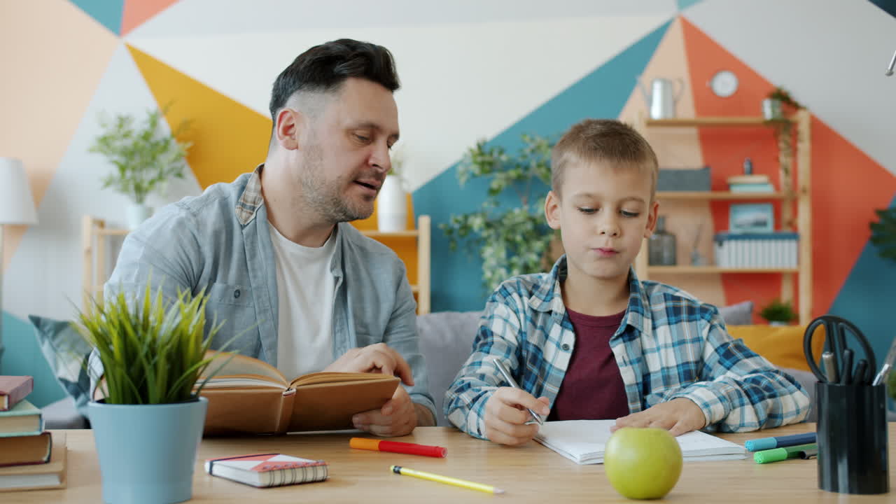 padre ayudando a su hijo con la tarea en casa