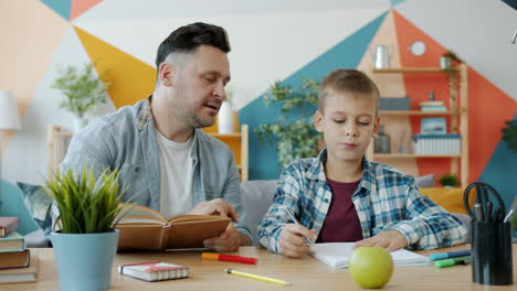 padre ayudando a su hijo con la tarea en casa