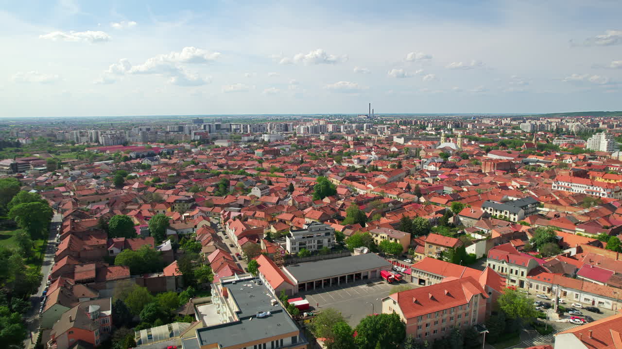 Letecký dronový pohled na Oradeu, Rumunsko. Městská krajina s mnoha starými budovami v klasickém stylu, náměstí Unirii, zeleň