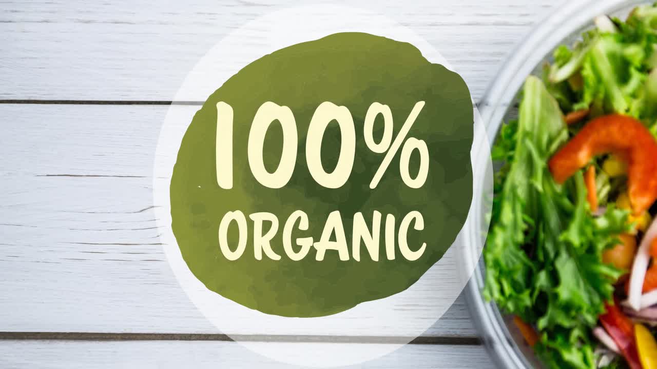 animación de 100 por ciento de texto orgánico en verde, sobre un cuenco de ensalada fresca en tablas blancas