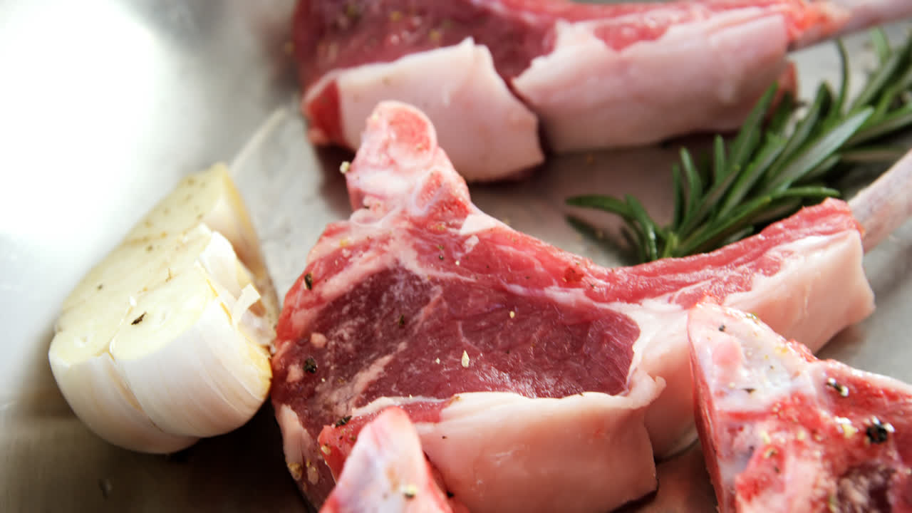 chuletas de carne marinadas en una sartén