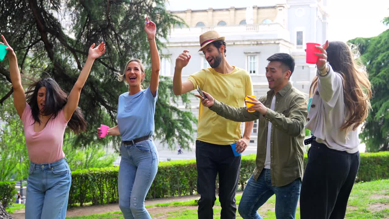 grupo de amigos divirtiéndose al aire libre