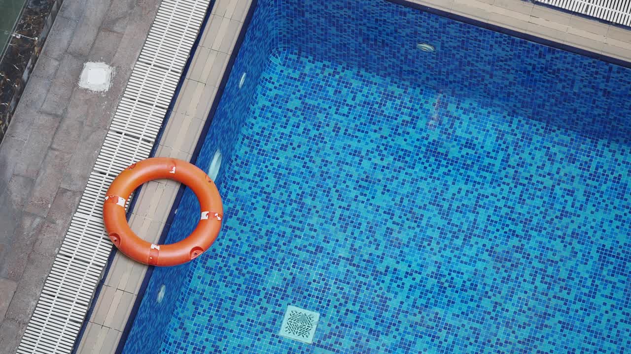 piscina con salvavidas