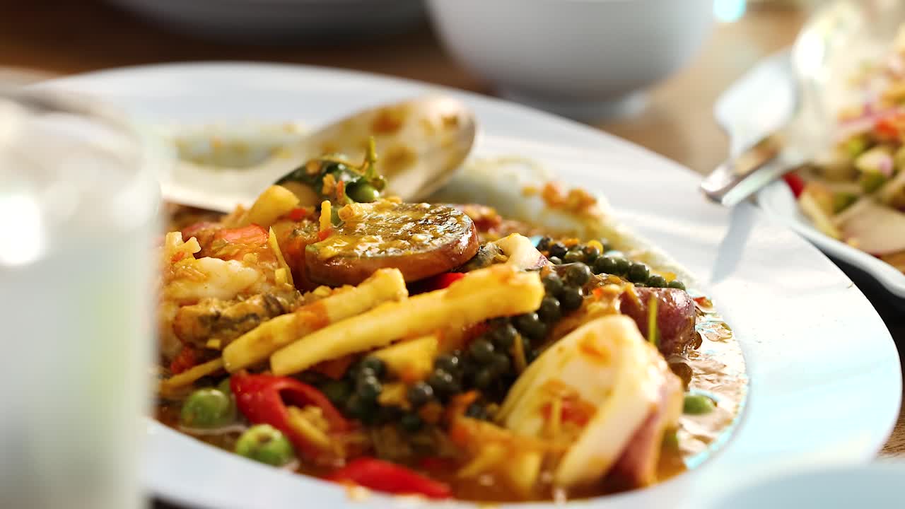 deliciosos platos tailandeses servidos en una mesa