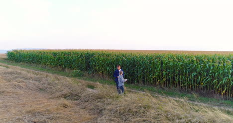 Young-Farmers-Discussing-At-Maize-Field-31