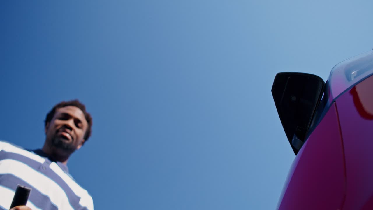 hombre cargando un vehículo eléctrico