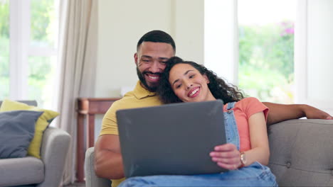 amor, relajarse y pareja con computadora portátil en un sofá