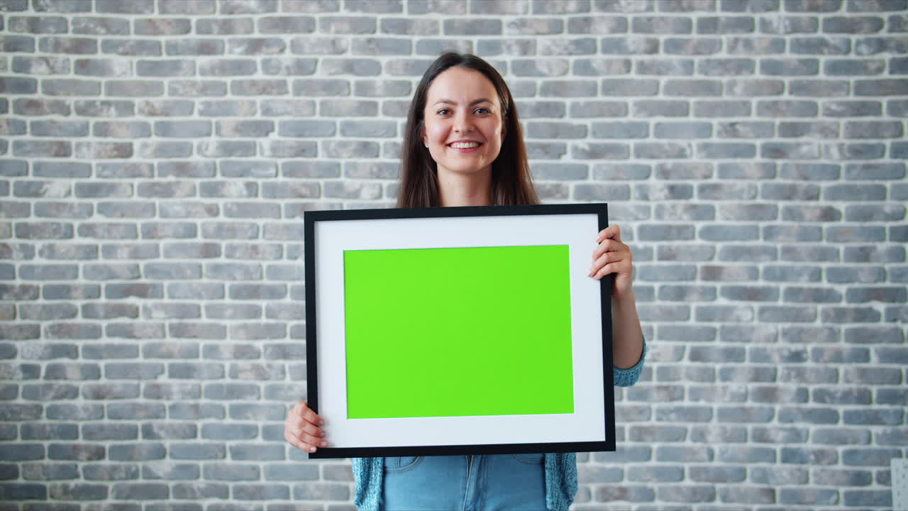 Donna che tiene in mano una cornice green screen