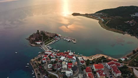 vuelo cinematográfico de drones sobre los distritos costeros de la ciudad de datça y el mar mediterráneo al amanecer
