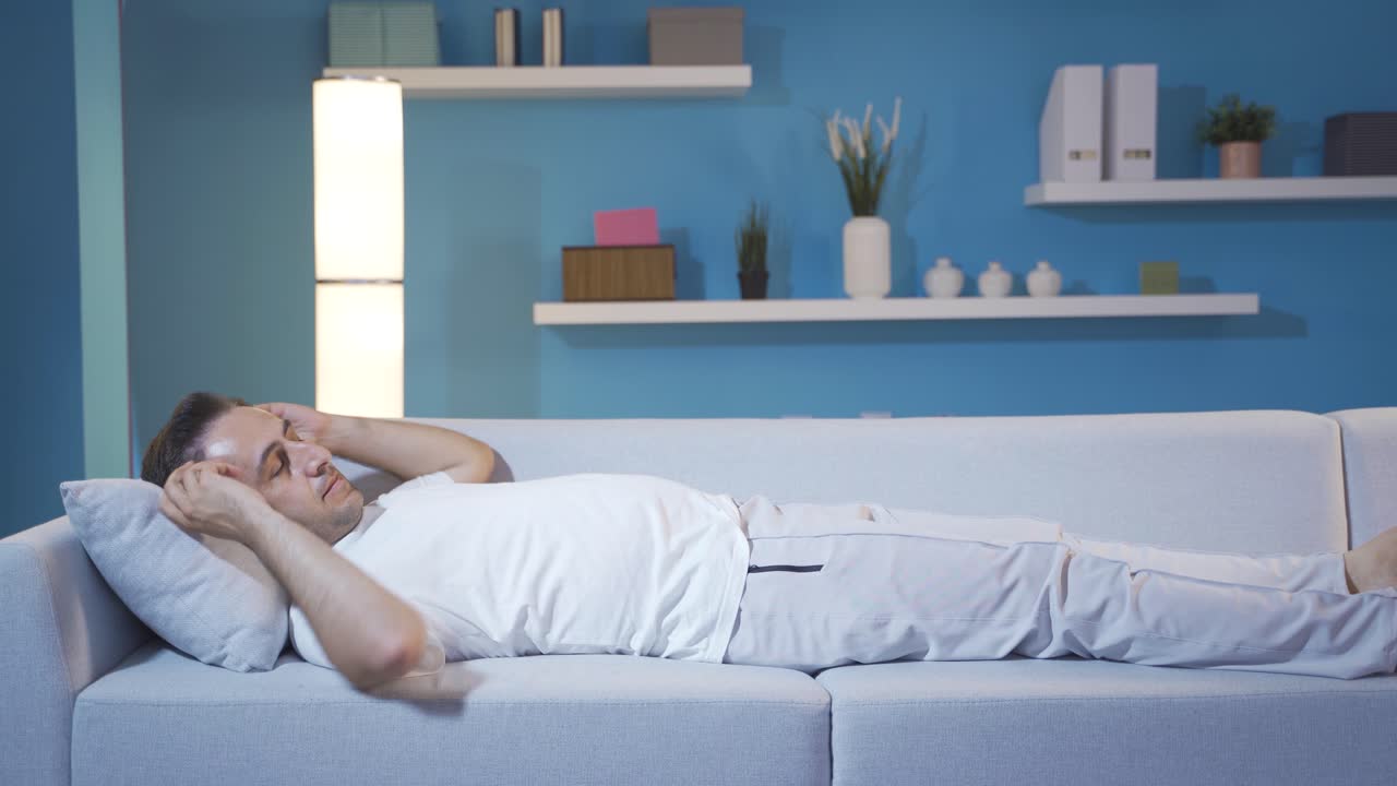 Uomo stanco che salta sul letto
