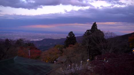 hermoso paisaje al atardecer en la cima del monte oyama en isehara, cerca de tokio, japón