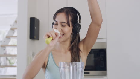 Mujer-Alegre-Haciendo-Un-Batido-De-Desintoxicación-Saludable