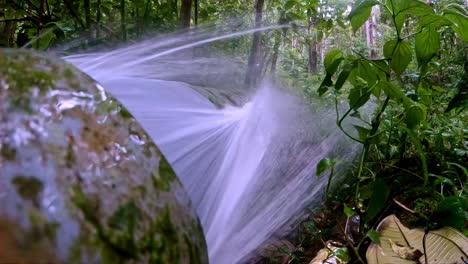 Tubería-De-Agua-En-Cámara-Lenta-Con-Fugas-De-Agua-A-Alta-Presión