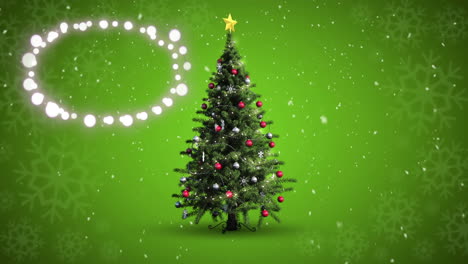 luces brillantes decorativas contra los copos de nieve que caen sobre el árbol de navidad contra un fondo verde