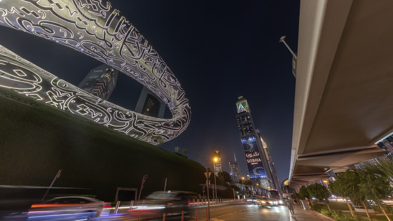 Time-lapse del Museo del Futuro e del traffico cittadino di notte a Dubai
