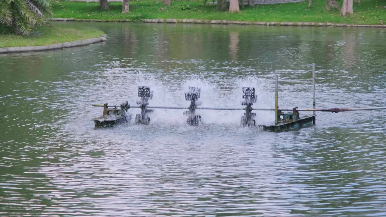 파크의 물에 산소를 용해시키기 위해 연못에서 작동하는 패들  에어레이터는 물이 지 않도록 돕기 위해 워터 터빈을 작동시니다.