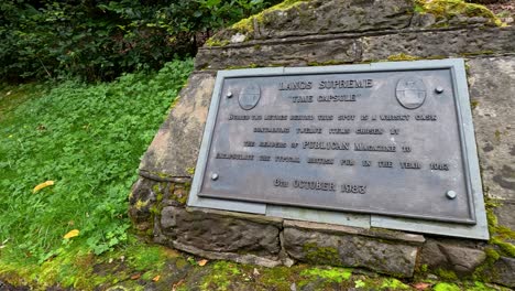 placa y barril a lo largo del sendero escénico de la destilería