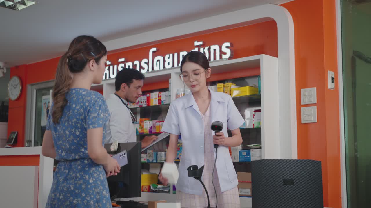 슈퍼마켓에서 약국 사업을 합니다.