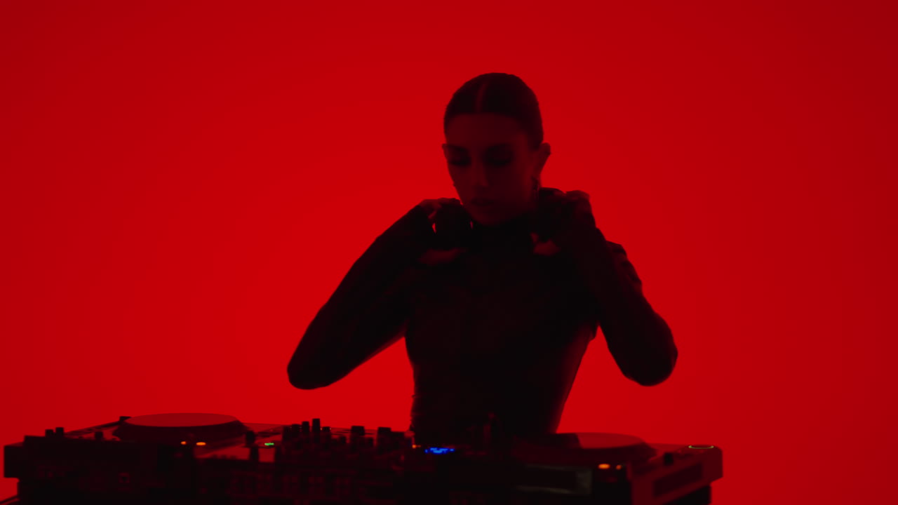 mujer dj en una luz roja
