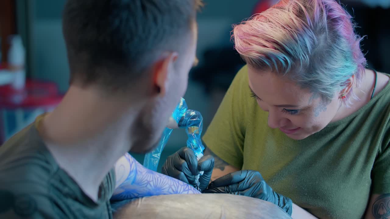 O tatuador no trabalho