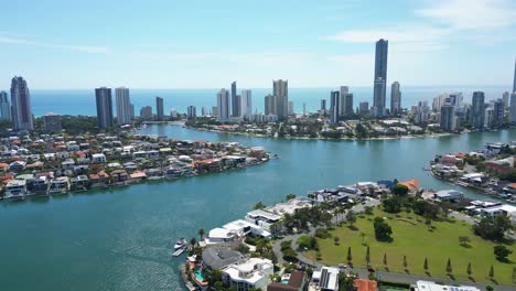 asombrosas imágenes de drones del paraíso de los surfistas, que se desplazan hacia el norte hasta la playa principal, con el gran canal principal, el horizonte icónico