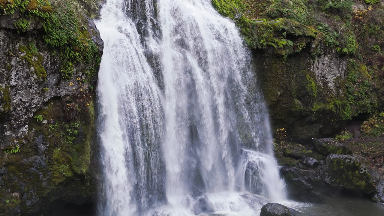 Vakker foss funnet i skogen i det nordvestlige Stillehavsområdet i Amerika