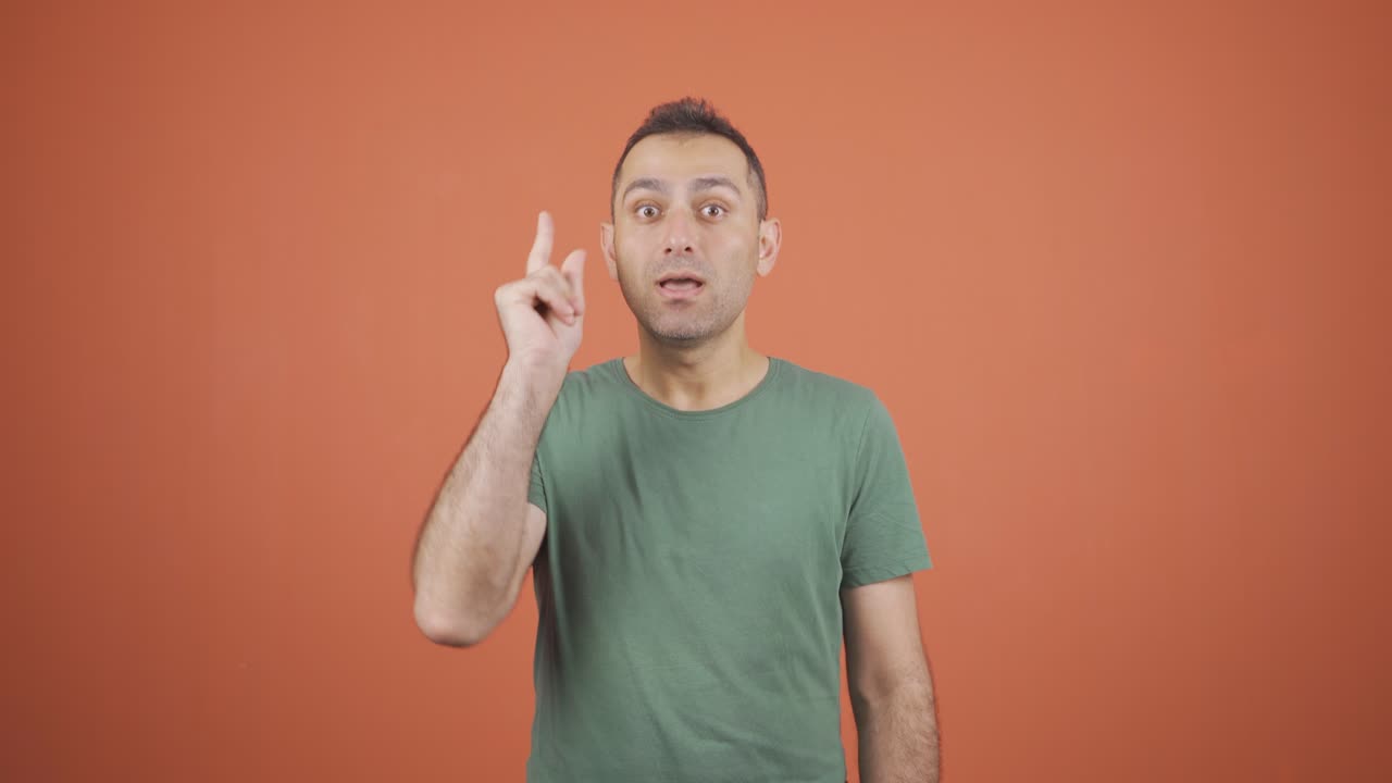 un hombre de negocios pensante se le ocurre una gran idea.