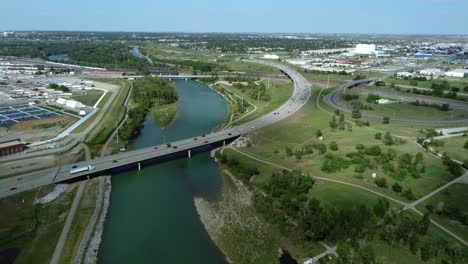 Scenic-summertime-footage-of-a-highway-crossing-a-river,-Calgary,-Alberta
