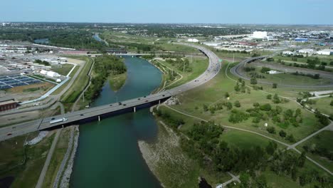 Malerische-Sommeraufnahmen-Einer-Autobahn,-Die-Einen-Fluss-überquert,-Calgary,-Alberta