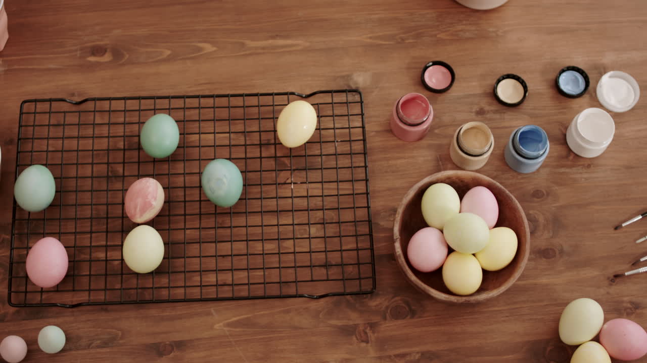 настольный столик с цветными яйцами и принадлежностями