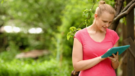 Mujer-Trabajando-Con-Tablet-Pc-Al-Aire-Libre