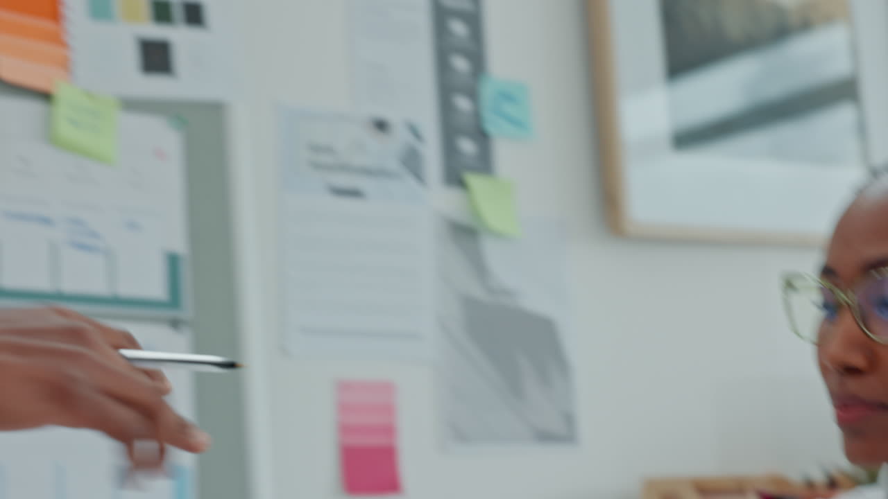 trabajadora, mujer negra y trabajadora con archivos de papel