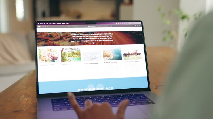 Donna usa il laptop per la ricerca sul cambiamento climatico