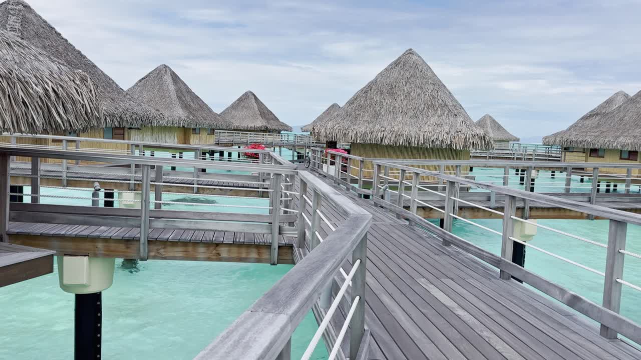 Turkuaz ve akuamarin sığ lagün berrak suyuyla Fransız Polinezyası'ndaki Yaz Bora Bora Tatil Köyü