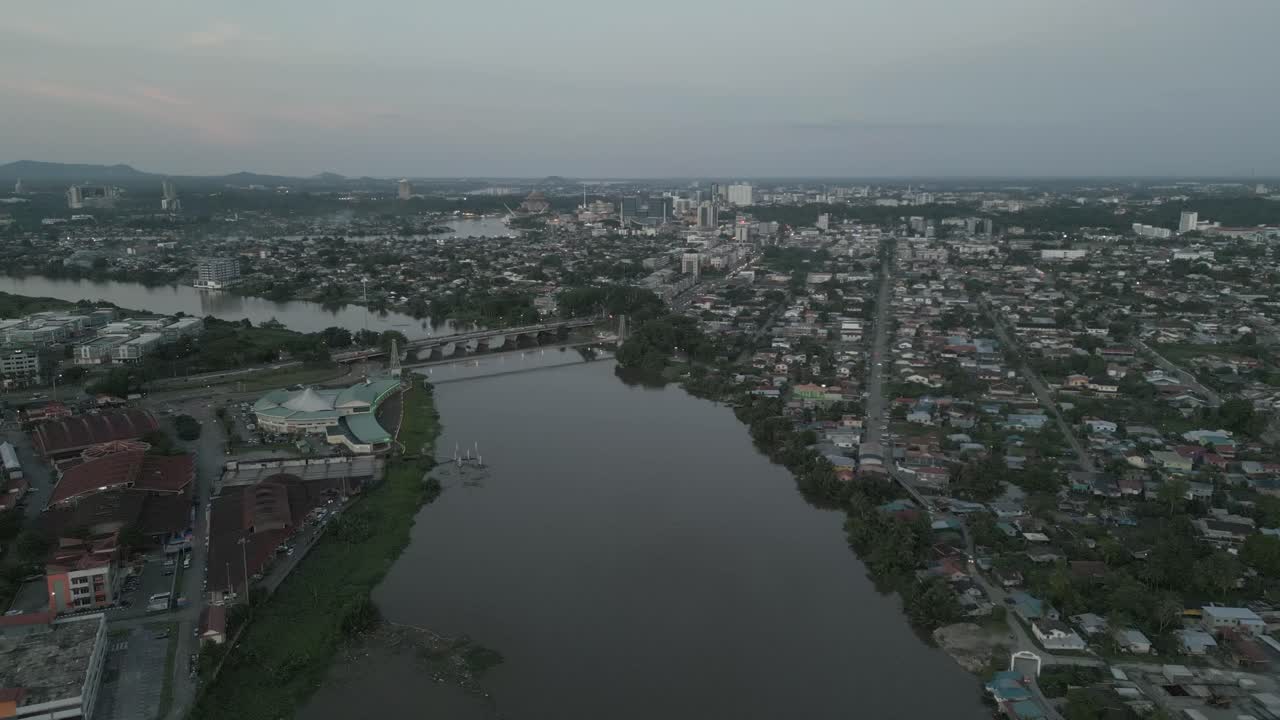 Splendida vista aerea con drone, tramonto estivo serale al Ponte Satok, Kuching, Sarawak #kuching.
