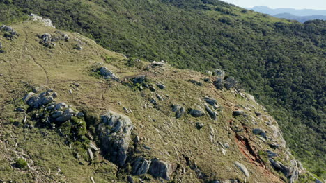 vista aérea de la cumbre del morro da coroa, playa lagoinha do leste, florianópolis, santa catarina, brasil