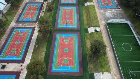 supervisión de los trabajos de remodelación del campo de baloncesto