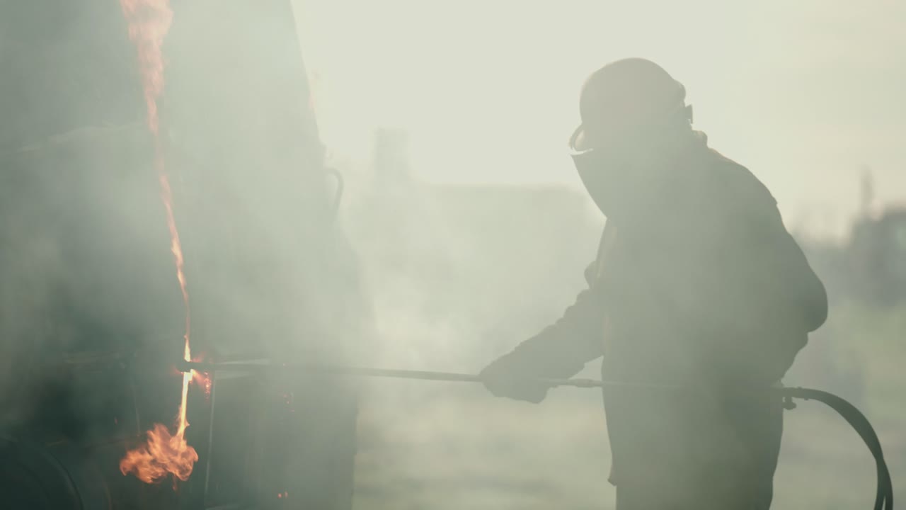 금속 조각을 절단하는 건설 토셔