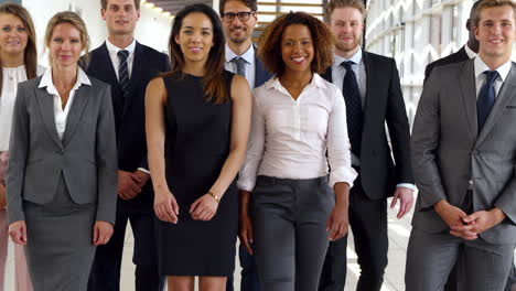 retrato del equipo de negocios caminando hacia la cámara en la oficina