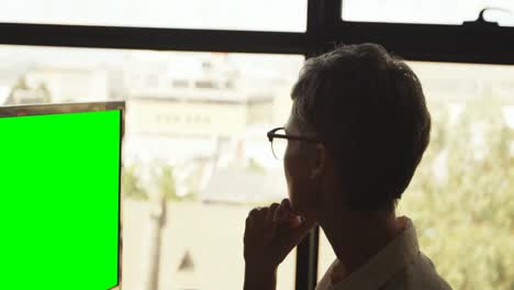 mujer de negocios trabajando en la computadora en el escritorio 4k